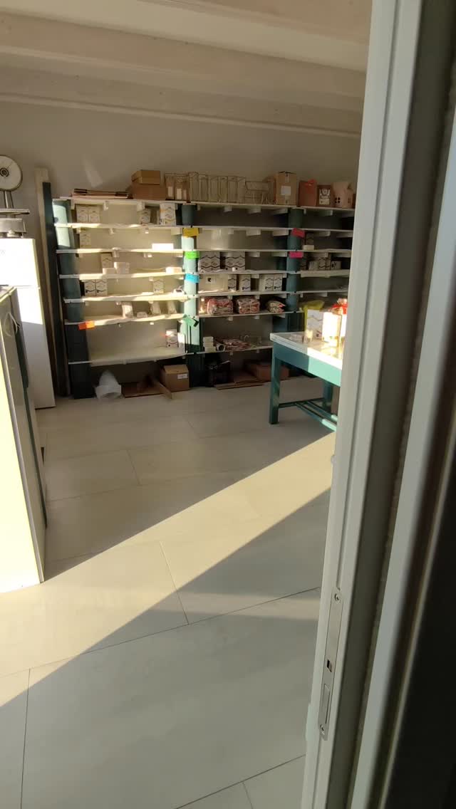 🎁 Cesti di Natale: Fai un figurone con gusto! 🌾
Natale è alle porte e quest'anno regala la vera qualità e l'amore per i prodotti genuini! Scegli la bontà di Ris dal Burgët per i tuoi regali speciali.
Zero stress, massimo effetto!
Non hai tempo? Nessun problema!
Scegli i nostri Cesti di Natale già pronti, pieni di riso di alta qualità e deliziose specialità del territorio.
Sono perfetti per amici, parenti o colleghi. Fai un regalo che parla di genuinità!
📍 Ritiro in Sede: Prenota il tuo cesto e vieni a ritirarlo qui da noi, per un saluto e un augurio di persona!
Il Tuo Cesto Personalizzato e Unico!
Se ami il fai-da-te e vuoi creare un regalo davvero su misura:
Vai sul nostro sito (link in bio!) e scegli tra la nostra selezione di prodotti natalizi di alta qualità: riso, farine speciali, biscotti, panettoni al riso e tante altre chicche.
Ricevi tutto comodamente a casa e libera la tua creatività: componi un cesto unico che i tuoi amici adoreranno.
Qualità e genuinità garantite: i tuoi regali faranno un figurone e regaleranno momenti di puro gusto.
#natale #regalidinatale #cestidinatale #risdalburgët #mangiarisobuono #prodottigenuini #regaligourmet #vercelli #fattoincasa #ideeregalo