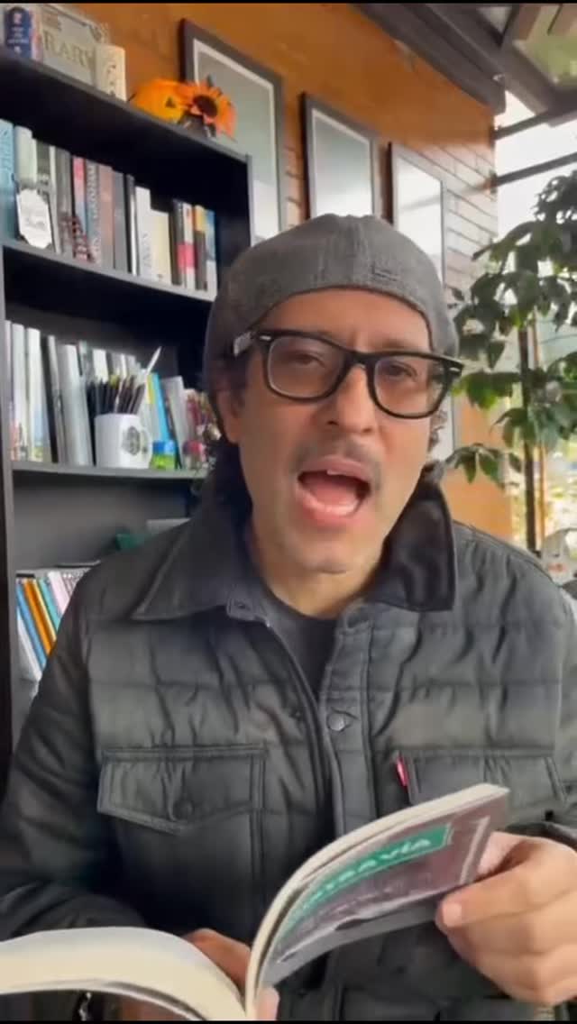 💥⚡️AMOR CANÍBAL⚡️💥
👌🏼Llegamos a este #relatopoético por recomendación de la escritora @claudiabossa0507 amiga y periodista cartagenera, no solo le agradecemos por hacernos este “puente” con el autor Andrés Gómez Morales sino que queremos confesarle que ahora en La Chaza, estamos antojados de todos los escritos compilados en #Contravía, nuevo libro del escritor y filósofo bogotano.
🤌 En este #viernespoético los invitamos a seguir @agentedelectura. Van a amar sus historias, sus lecturas y reflexiones.
¿Y cierto que ustedes también quedaron con ganas de más? 😍
#relatos #poesía #prosapoética #Contravía #pensamientos #escritoresbonitos #palabras #frasesqueinspiran