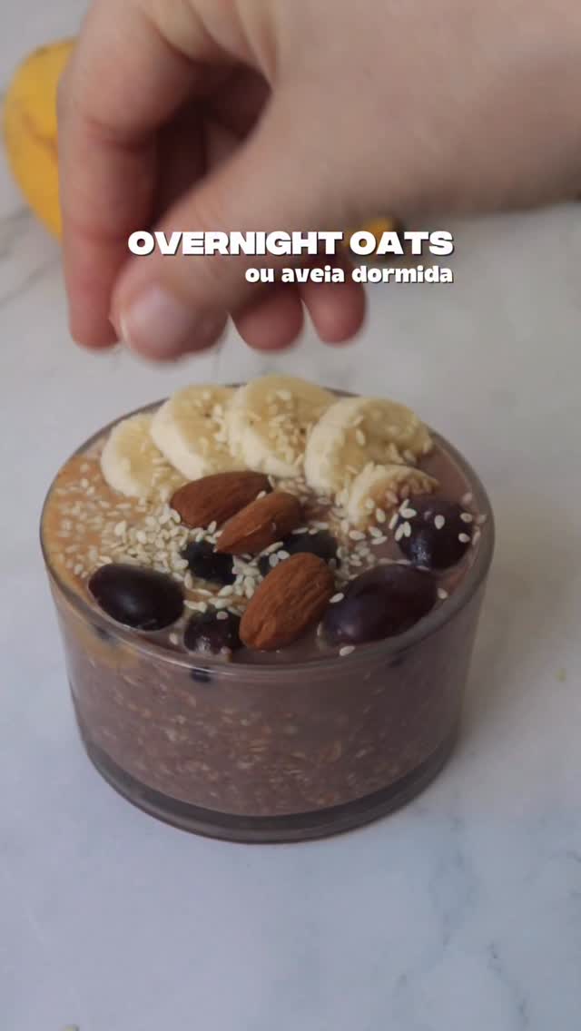 🍫 Essa receita é a melhor amiga do seu intestino!
Overnight Oats (ou aveia dormida) de chocolate: super fácil de fazer, gostosa e você ainda acorda com o café da manhã pronto 😍
Todos os ingredientes você encontra no meu parceiro @superkochoficial 🛒
E lembrando que durante todo o mês de novembro tá rolando a Super Black dos Desejos Koch 🖤
Clientes do Clube K que fizerem compras acima de R$100 concorrem a vale-compras de R$700, sorteados direto no caixa!
#SuperBlackDosDesejos #KochSupermercados #ClubeK #BlackFridayKoch
#ReceitaSaudável #OvernightOats #CaféDaManhãSaudável #AveiaDormida
| publicidade