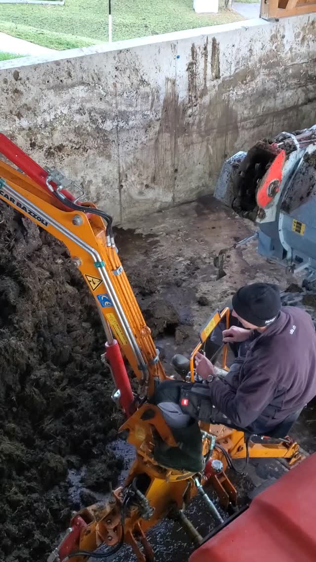 Alle machen M I S T...
Den Mist bringen wir auf unsere Wiesen, damit nächstes Jahr viel und gutes Futter für unsere Tiere wächst🌱
#langwies #biohof_rofel #schanfigg #arosa #landwirtschaft #regionplessur #bauernhofleben #vombuur #buure #herbstarbeit #misten #schildtrac #rasant
