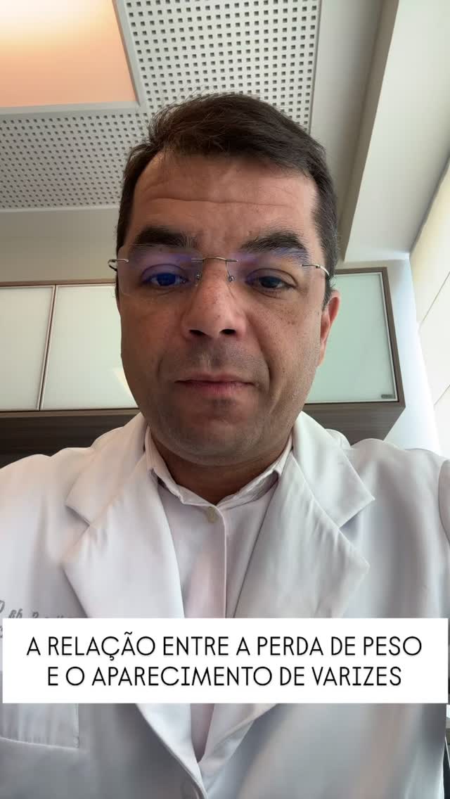 Atendi uma paciente agora que perdeu 28 quilos e deve perder mais 20 quilos. Com acompanhamento médico, com atividade física e com suporte medicamentoso. As varizes começaram a aparecer. Mas ainda não é a melhor hora para retirá-las. Por que? Assista ao Reel e entenda. #cirurgiavascular #saudevascular #varizes #angiologia