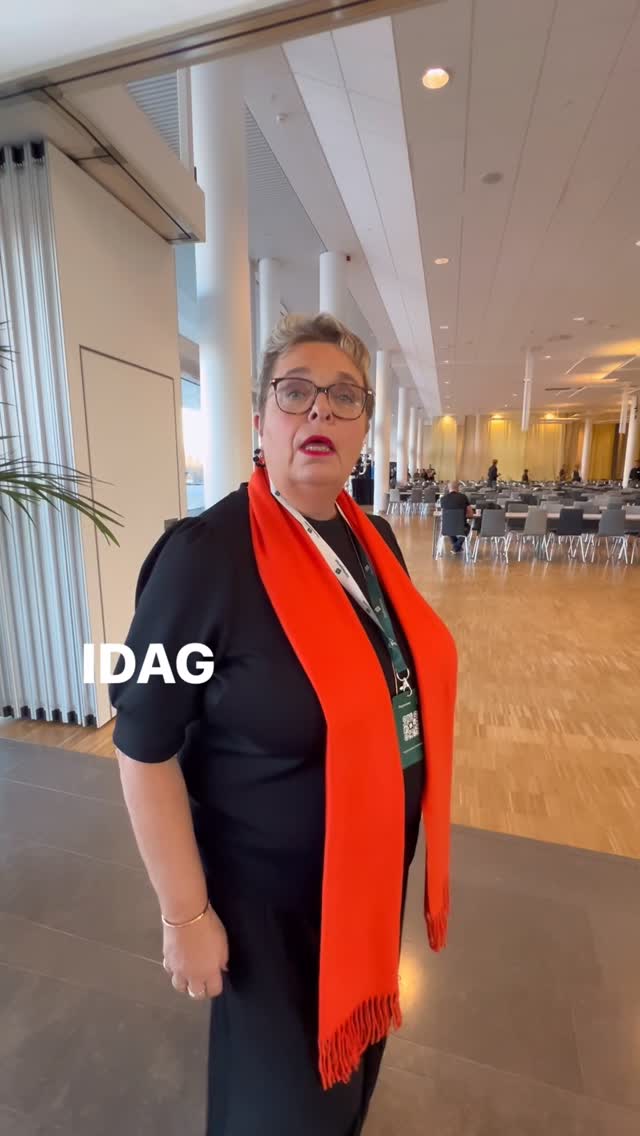 Förslaget om en individualiserad föräldraförsäkring föll efter en mycket jämn omröstning på Centerpartiets stämma idag.
Det är ett beslut vi beklagar.
Centerpartiet går istället vidare med en 3-delad föräldraförsäkring som är ett litet steg på vägen - men det löser inte grundproblemet.
Vi ger oss inte. Aldrig när det gäller frihet och jämställdhet.
Centerkvinnorna fortsätter driva reformer som ger kvinnor makt över sina liv. 💚