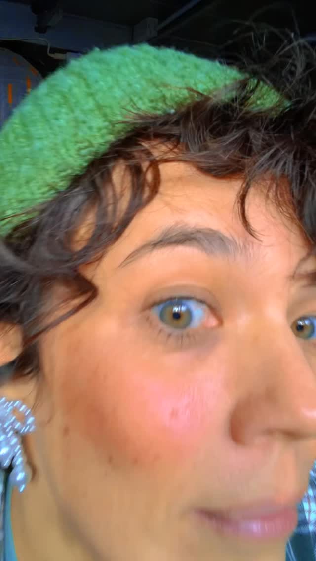 Ach ja – und zack ist sie wieder da: the time of giving 💫
Und mal ehrlich: Was gibt’s Schöneres, als Selbstgemachtes zu verschenken? (Spoiler: nix!) 😄
Hier eine kleine Inspo für Geschenke, die ihr bei mir in der Weihnachtsdruckerei drucken könnt: Dinge, die wir alle brauchen – Geschirrtücher, Ofenhandschuhe, Kissen, Taschen … all diese kleinen Alltagshelden können aufgehübscht werden und sind perfekte Geschenke mit persönlicher Note 🎁✨
Die Weihnachtssiebe sind exklusiv nur für diese Workshopreihe angefertigt und kommen auch nur hier zum Einsatz – echte Weihnachtsdruckerei-Vibes also 🎅✨
Packt die Textilien ein, kommt vorbei, allein oder bringt eure Lieblingsmenschen mit und verbringt ein paar bunte Stunden mit Farbe, Keksen & Weihnachtsmusik. Keine Vorkenntnisse nötig – nur Lust auf Kreativität!
💶 55 € pro Person (inkl. Farben, Snacks & Tee)
📅 Termine:
30.11. | 06.12. | 14.12. (je 12–15 Uhr bzw. 14–17 Uhr)
✨ Am 14.12. ist außerdem Wintermarkt in der Honigfabrik – also erst drucken, dann schlendern mit nem Glühwein in der Hand- mehr Weihnachtsfeeling geht nicht.
🎟️ Die Plätze sind begrenzt – also schnell sichern, bevor’s wieder das Duschgel-Set wird 😉
#weihnachtsdruckerei #siebdruckworkshop #diyweihnachtsgeschenke #kreativzeit #hamburgworkshop #handgemachtmitliebe #honigfabrik #weihnachtenkommt