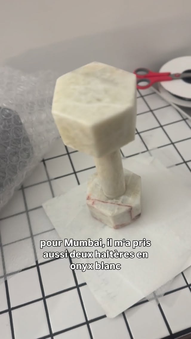 Cette haltère décorative en onyx blanc vient du Mexique et la pièce que vous voyez part aujourd’hui pour Mumbai.
Il m’en reste une seule en stock.
Chaque haltère est unique, taillée dans une pierre naturelle avec des nuances rosées.
On me demande souvent si on peut s’en servir pour faire du sport : non, l’onyx est fragile, c’est un objet décoratif.