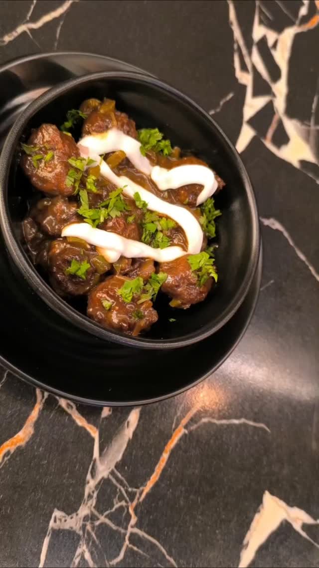 Craving the perfect bite? Sink your teeth into our legendary Dry Manchurian! Perfectly crispy, tossed in a savory, aromatic sauce, and finished with a creamy drizzle and fresh cilantro. It's the ultimate Indo-Chinese comfort food. Tag a friend who needs this in their life and make your next craving a reality!
#DryManchurian
#ManchurianLove
#IndoChineseFood
#FoodieGram
#ReelOfTheDay
#MustTryFood
#VegManchurian
#ChineseCuisine
#Appetizer
#Saucy
#ComfortFood
#FoodGoals
#thechinggscafe
#EtahEats #CityEats
#LocalFoodScene
#RestaurantVibes