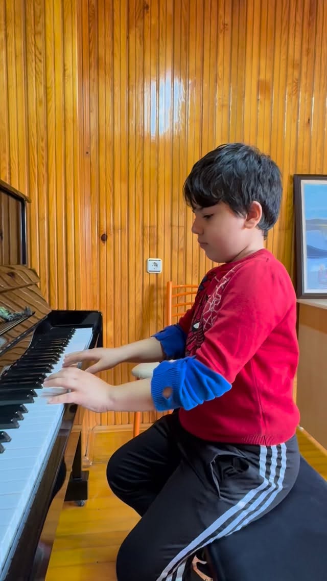 Eğlenirken öğreniyoruz😉🥳. Küçük Spider-Man’imiz Deniz Dilek’ten(7) küçük bir performansı sizlerle paylaşıyoruz🕸️💗. Keyifli vakit geçirmek istiyorsanız, sizleri de bekleriz☺️🥰🌸