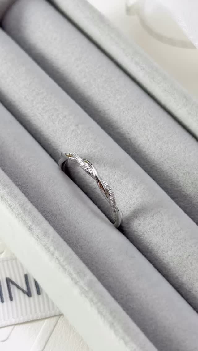 แหวนแถวเกลียว Twist เพชรไขว้สวยน่ารักมากๆครับ วงไม่ใหญ่มาก ใส่น่ารักติดนิ้วได้ทุกวันเลยครับ • 18K White Gold ✨💍
.
Budget : 1x,xxx THB +/-
.
ลูกค้าที่สนใจแวะมาชมสินค้า รบกวนนัดหมายล่วงหน้าก่อนนิดนึงนะครับ ☺️
.
ตัวเรือนทองแท้18K พร้อมเพชรใบเซอร์ GIA สำหรับขนาด 0.18 กะรัตขึ้นไปทุกเม็ด
.
หน้าร้านใกล้ BTS เพลินจิต พร้อมบริการหลังการขายทุกเรื่อง ดูแลลูกค้ามาแล้วกว่าสองพันคู่ ชมรีวิวจากลูกค้าได้ที่ >> https://www.minimojewelry.com/testimonial
.
ดูแบบแหวนทั้งหมดได้ที่ —> https://www.minimojewelry.com/weddingringsdesign
.
** แถมฟรี เลเซอร์สลักชื่อ เลือก Font ที่ชอบได้
** พร้อมกล่องแหวนสวยๆสำหรับเข้าพิธี
.
💎 Inbox: m.me/minimo.jewelry
💎 Line: @minimo.jewelry (มี @)
💎 Web: http://minimojewelry.com
💎 Call: 092-456-9509
.
** เนื่องจากงานของทางร้านเป็นงานสั่งทำตามความต้องการของลูกค้า ราคาจึงอาจมีการปรับเปลี่ยนตามดีไซน์ สเปคเพชร ไซส์แหวน และราคาทอง/เพชร ในแต่ละช่วงเวลาครับ
.
#minimojewelry #แหวนคู่ #แหวนแต่งงาน #แหวนเพชร #แหวนหมั้น #diamond #diamondring #แหวนเพชรแท้ #เพชรGIA #engagementring #ทองแท้ #เพชรแท้ #weddingring #เพชรแท้ราคาโรงงาน #แหวนเพชรGIA #weddingring #แหวนชู #แหวนหมั้น #ring #ใบเซอร์gia #เพชรน้ำ100 #งานแต่งงาน #เซอร์ไพรส์ขอแต่งงาน #ขอแต่งงาน #ແຫວນແຕ່ງງານ #ງານແຕ່ງດອງ #ຮ້ານເພັດ #ແຫວນແຕ່ງດອງ