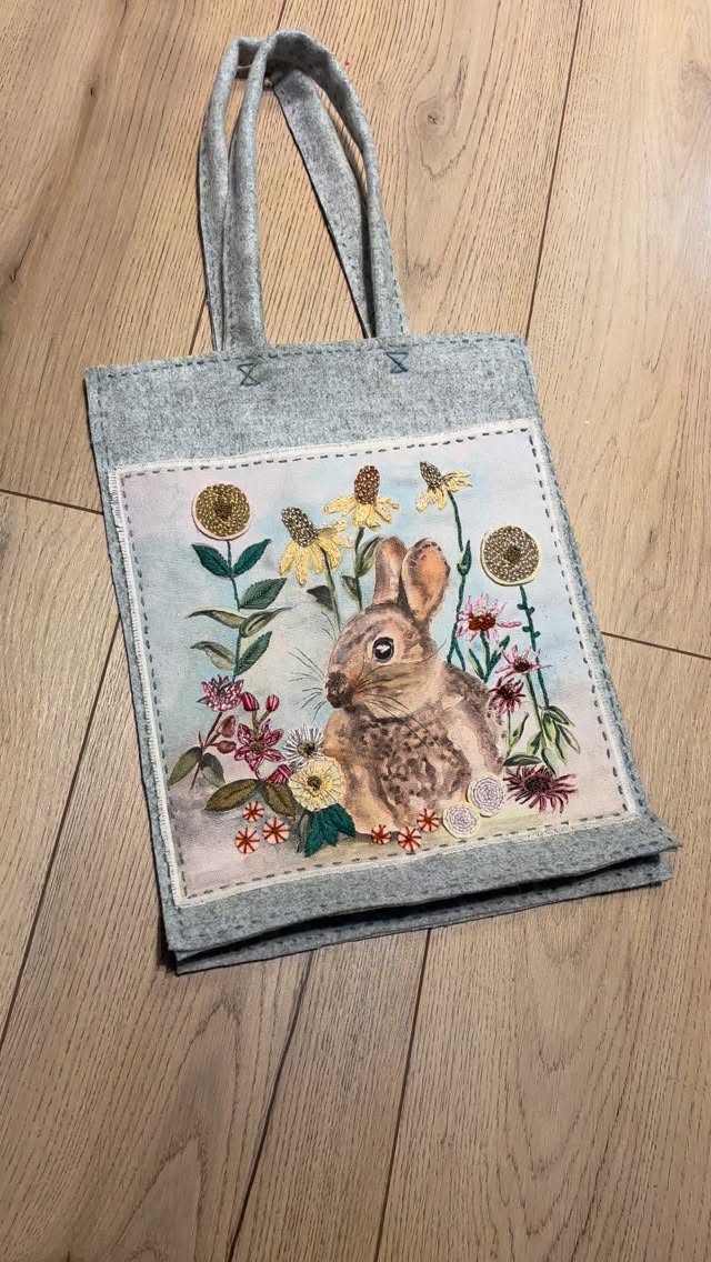 Last minute stitching of samples for Harrogate @knitandstitchshows .....
This is my printed Bunny Rabbit painting. This poor bunny has been kicking around unfinished for years, well here he is now on a felt bag.
The flowers in the painting are inspired by many trips to @rhsbridgewater. When I first painted the toad lilies several years ago, they were at ground level, and this year they are at thigh level! It was so lovely to see, clearly they take some time to get going.
#handembroidery #applique #bunnyrabbit #botanicalart #toadlily #echinacea #daisy