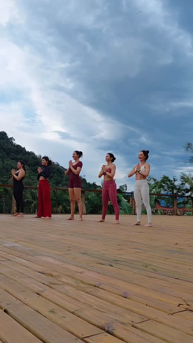 ✨ Purificação Solar @intuvinyasayogaschool e a força da união feminina.
Permita-se SENTIR!
Delícia fluir com vocês @lilih_yogaeterapia @elida.yoga @anacaroline.yoga @brunalopesyoga nesse paraíso tão especial que é o @dharmashala 🙏🏻🥹