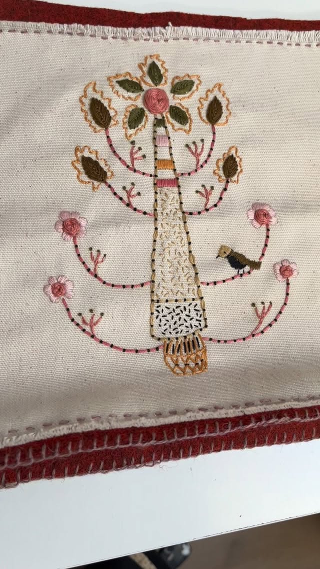 It's nearly finished! Maybe, just maybe, it might make it into a kit for Harrogate @knitandstitchshows next week ....
#birdintree #knittingandstitchingshow #harrogateconventioncentre #embroidery