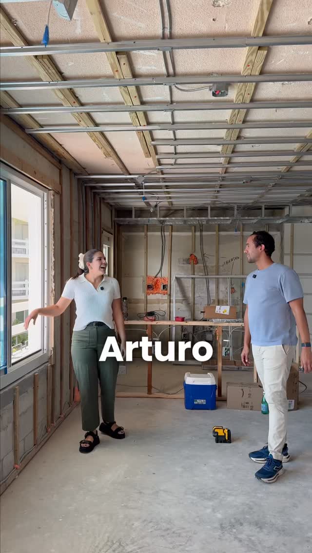 💪 ¡Trabajo en equipo al máximo!
Subir esta ventana al segundo piso no fue tarea fácil — ¡pesa casi una mil libras! ⚖️
Tuvimos que desmontar los paneles para aligerar el peso y, aun así, fue todo un reto.
Nada como un buen equipo para lograr resultados increíbles 🔨🏗️
#WindowInstallation #TeamWork #ConstructionLife #RemodelingProject #BuildersLife