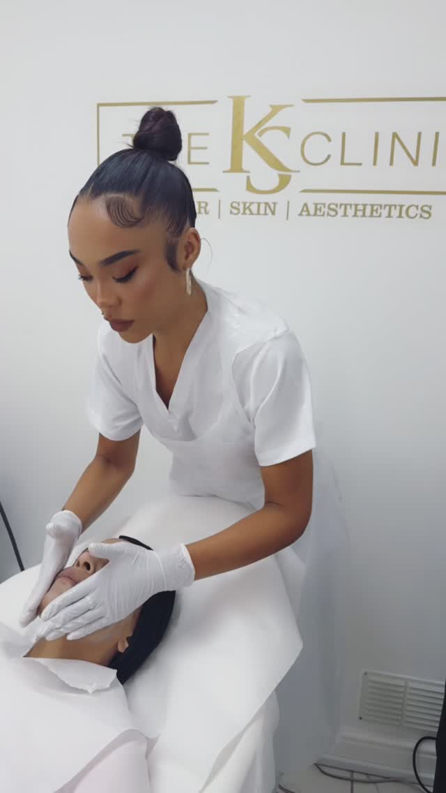 Meet Kelly 👩🏽⚕️
Our Skin Therapist, fully trained and equipped to transform your skin.
Her journey,
From overcoming child hood acne (with the help of The KS Clinic aka sister.) She now has a desire to help others with their skin journeys as she knows the effect it can have on your mental health and confidence.
She has been in the back ground of the business for the last 6 years.
She is now at the for-front at The KS Clinic available for bookings.
Kelly specialises in acne / problematic skin.
Book Now
#theksclinic @theksclinic #skinclinic #acne #acneproneskin #acnefreeskin #acnetreatment #facials #clearskin #skintherapist #birmingham #skinclinicbirmingham #oldbury #sandwell #walsall #wolverhampton #skinofcolour #laserhairremoval #chemicalpeel #hydrafacial #microneedling #skintransformations