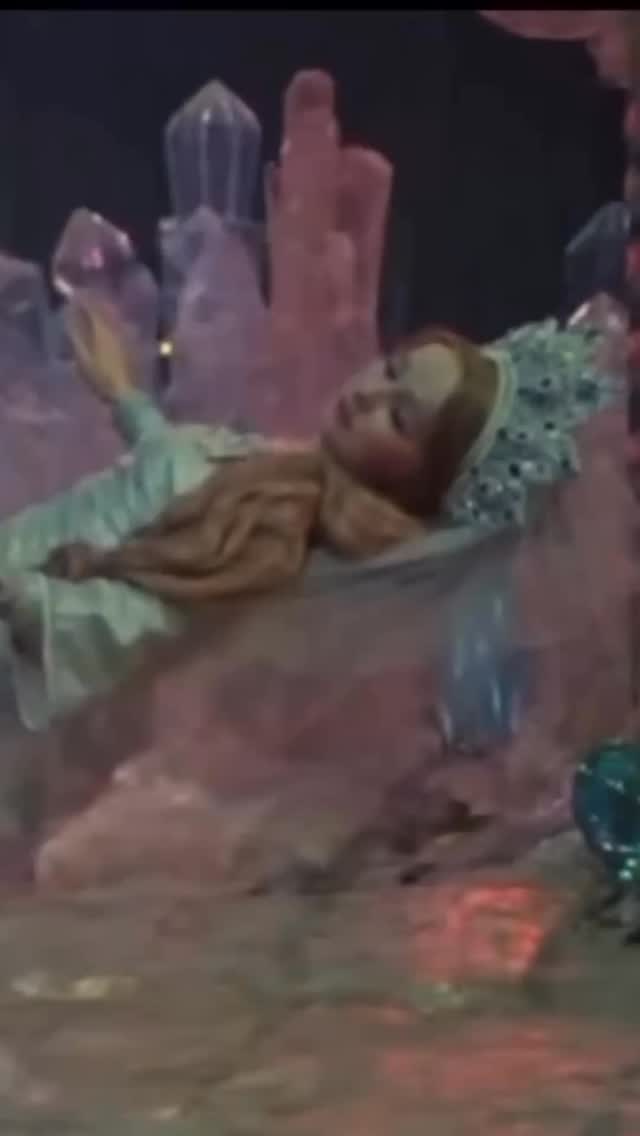 Illusionens skyggespil…
I mit forrige opslag skrev jeg om forskellen mellem intuition og emotionelle impulser.
I dag skal vi se på et andet lag – det mentale slør.
Vi kan let blive hvirvlet ind i et netværk af illusioner, hvor intuitionen ikke kan trænge igennem, fordi sindet hele tiden overfortolker og vurderer.
Vi vil gerne vide – med hovedet.
Men sand viden kommer ikke fra det mentale felt. Den vokser indefra – fra hjertet, fra vores intuitive bevidsthed.
Illusioner har næsten altid et energetisk aftryk af stræben, frygt eller kontrol. De kan føles overbevisende, endda “lysende” på overfladen – men underneden ligger en subtil uro.
Måske genkender du nogle af disse tanker:
“Jeg skal forstå dette…”
“Jeg bør følge dette tegn…”
“Jeg tror, det betyder noget stort for mig…”
Når sindet forsøger at eje oplevelsen, mister vi kontakten til nuet.
Tegn på illusion:
- Et pres, en forventning eller et behov for bekræftelse.
- Du tænker “hvad betyder det her?” i stedet for blot at mærke det.
- Du mister roen – og forsøger at gribe det, der egentlig skal foldes ud af sig selv.
Når du opdager illusionens bevægelse, kan du trække energien hjem igen og åbne dig op for intuitionens stille viden.
🔸🧡🔸
Filmklip fra “Ruslan & Ludmila
______________________________________
#kvinderiovergang
#overgangsritual
#1til1session
#gennøglerne
#intuition
#resonans
#overgang
#selvbevidsthed
#alignment
#essens
#frekvensarbejde
#autencitet
#vibration
#bevidsthedsarbejde
#selvudvikling
#kenddigselv
#selvomsorg