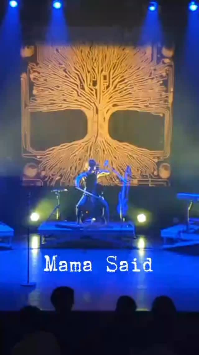 Saint-Laurent-de-Neste, 7 novembre, une pulsation.
Des cœurs qui battent, une vibration.
Des voix mêlées, des regards épris,
un souffle ardent, qui a pris vie.
En coulisses, des souffles qui dansent,
la lumière monte, tout s’élance.
Encore du live avant l’hiver,
Encore une flamme ardente et sincère.
Merci à la Maison du Savoir,
et à vous, pour la chaleur dans vos regards.
#mamasaid #urbanfusion #live #concert #saintlaurentdeneste #backstage #vibes