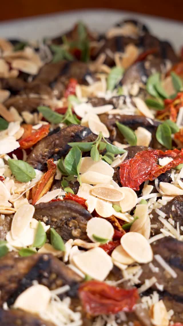 🍃@cop30nobrasil começa hoje e o mundo inteiro olha para o futuro do planeta 🌎 🌳Mas a mudança climática não está só nas florestas, nos oceanos ou nas conferências.
💚Ela também está no prato. 🍃O que comemos transforma o mundo para melhor ou para pior.
✨Sistemas alimentares sustentáveis podem regenerar solos, preservar a biodiversidade e reduzir emissões.
🌎É possível alimentar com sabor, consciência e respeito à Terra.
💚No Banana Verde, acreditamos que cada refeição é um ato político e que escolher o que vem da natureza, cultivado com cuidado, é uma das formas mais deliciosas de agir pelo clima.
🌳Que a @cop30nobrasil seja sobre ação real e que cada prato possa ser parte dessa mudança.
#COP30 #Sustentabilidade #Clima #saudabilidade #BananaVerde#SaoPauloRestaurants #EatLikeALocal #HiddenGemsSaoPaulo#WhereToEatInBrazil#FoodieTravel#VeganTravelBrazil