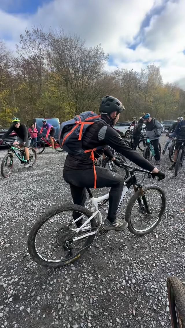 🚵♂️ Stage VTT – Initiation Trial à Mons !
Le 11 novembre, on a passé une super journée aux côtés de Movinity et Evasion VTT pour un stage 100% technique.
Au programme : équilibre, franchissements, contrôle du vélo… et surtout beaucoup de bonne humeur ! 😄
Un groupe motivé, une ambiance au top et des progrès visibles tout au long de la journée.
Merci à tous les participants pour leur énergie et leur confiance 🙌
On remet ça très vite ! 🔥
#movinity #mtb #cycling #vtt