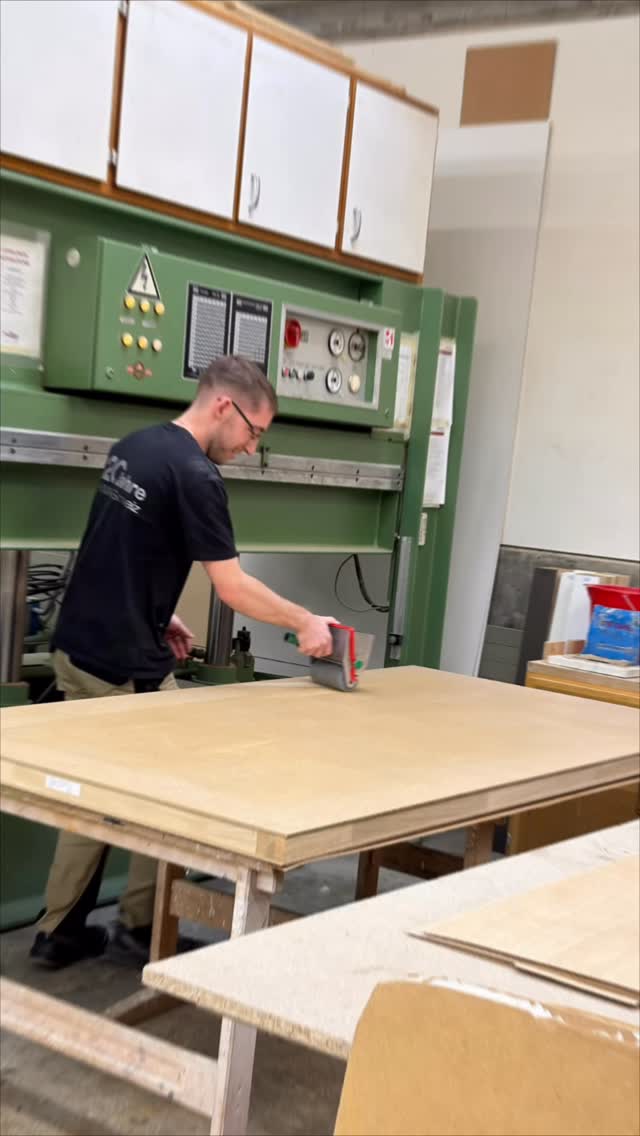 👀 Blick hinter die Kulisse: Wir furnieren ein Türblatt.
Was ist eigentlich Furnier? Ganz einfach: echtes Holz – nur hauchdünn. 🌿 Diese feine Schicht wird auf eine Trägerplatte gepresst und verleiht ihr den natürlichen Look von Massivholz. So bleibt der Charakter des Holzes erhalten – mit all seinen Maserungen und Farbnuancen –, und gleichzeitig wird das Material optimal genutzt. 💪