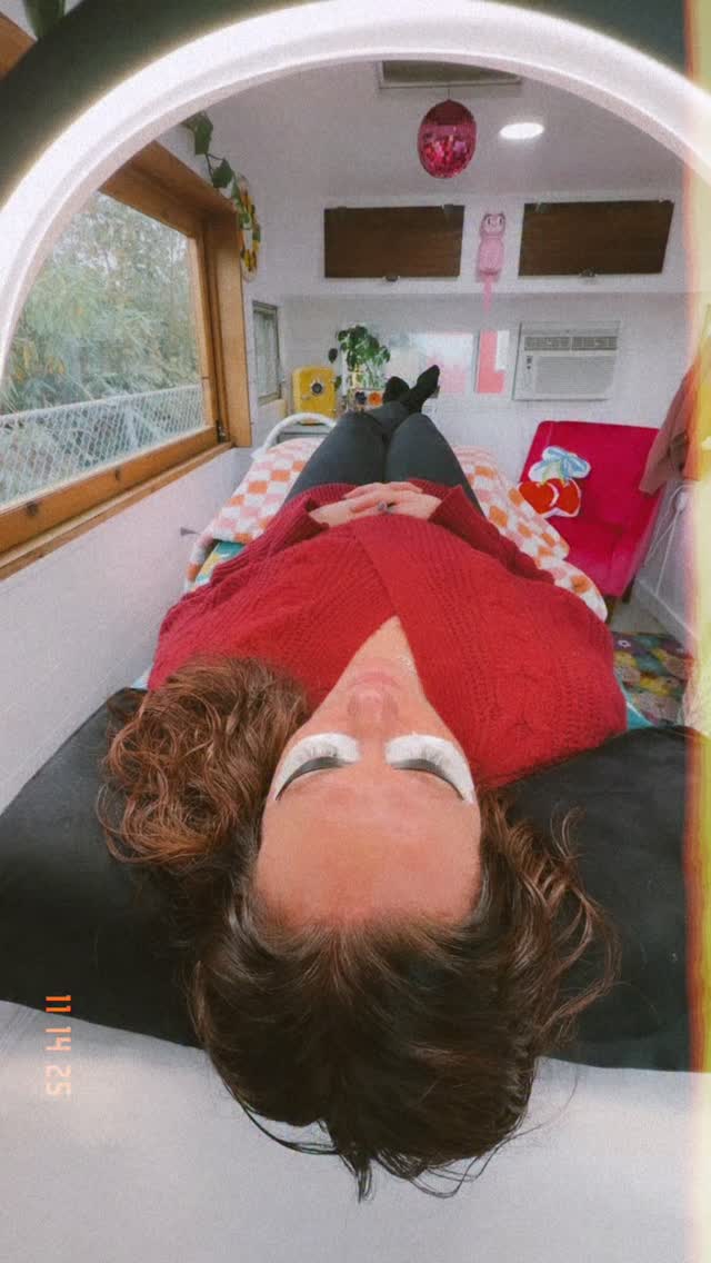 A fresh lash fill just hits different 🤩
Brought these lashes back to life today😍 and I’m obsessed with the soft, fluttery magic✨
My little glamper studio stays cozy, and your lashes stay gorgeous 🩷
#kacieandco #oregonlashartist #lashextensionspdx #oregonlashes #portlandlashextensions #lashsalon #oregonbeauty