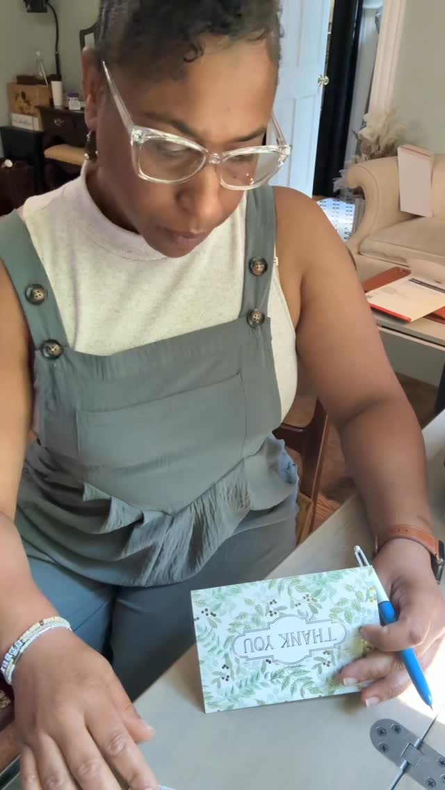 I for real for real appreciate my clients y’all! I don’t just photograph sessions by appointment. My clients and I work together before, during and after the session to ensure the perfect experience! By the end of the process we are close to being the best of friends so I love showing my appreciation by writing out my thank you cards instead of buying generic ones. A personalized experience deserves a personalized token of gratitude😍