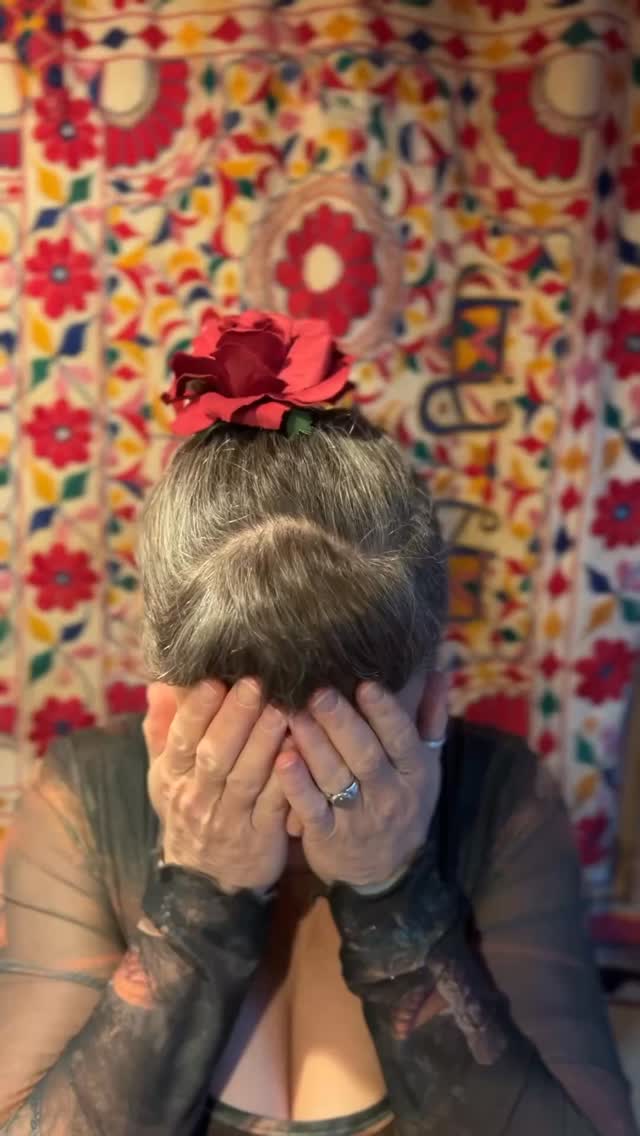 ✍️ Please help me write this song! I can’t decide which version to continue with - do you like the drum or guitar version best? 🤷🏻♀️
Please comment to let me know and I’ll continue with that one! Thank you 🥰🍁❤️
#collaborate #songwriting #ɴᴇᴡsᴏɴɢ #riseup #womenswisdom #womenartist #helpmewriteasong #musicismedicine #womenempowerment #collaboratewithme