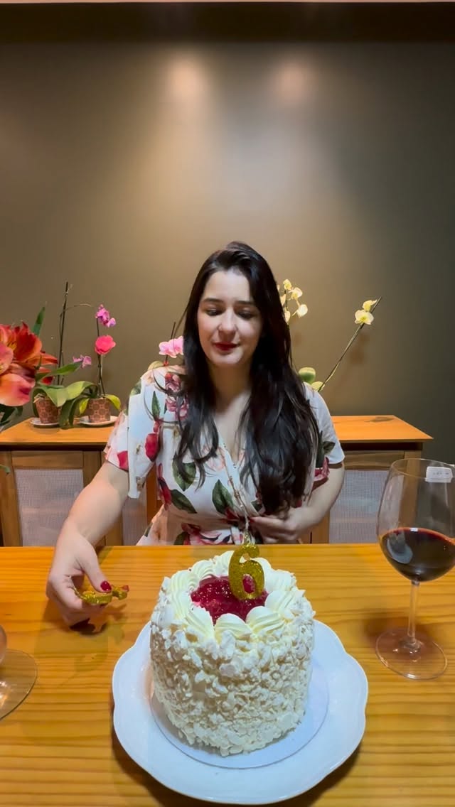 Oi, eu sou a Mari! Mãe de cinco, 36 anos, e há 14 anos vivendo uma linda história de amor construída na alegria e na tristeza. Psicóloga e completamente apaixonada pela minha profissão.
Aqui, eu falo especialmente com mulheres, principalmente mães, que assim como eu vivem entre o caos e o amor infinito do cotidiano.
Você vai encontrar reflexões sinceras sobre maternidade: sem romantizar, mas também sem transformar tudo em drama.
Quero que, aos poucos, você descubra como é possível viver feliz com a sua própria realidade. Porque a vida possível, aquela que cabe nas suas mãos, no seu tempo, no seu coração, é muito mais feliz que qualquer vida idealizada.
A sua presença na sua casa, na sua maternidade e na sua própria história já é transformadora.
E eu estou aqui para caminhar com você no que for preciso. ❤️