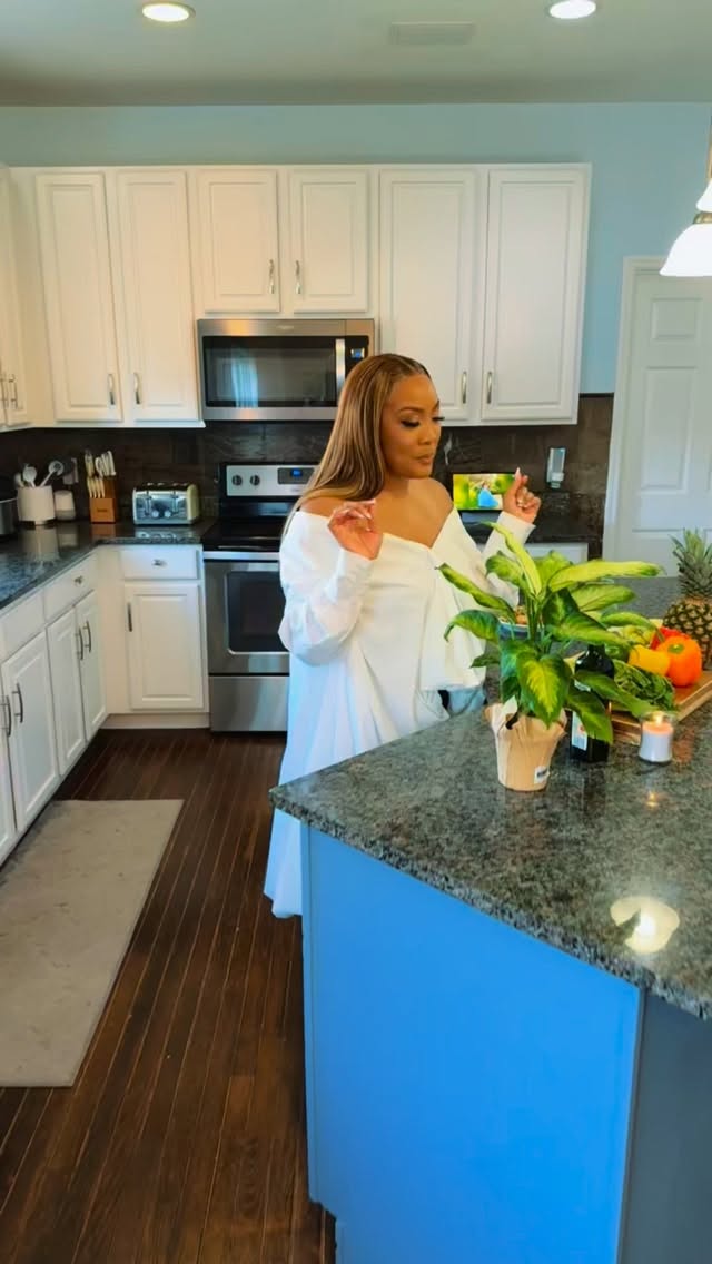 It’s the small moments, daily commitments and micro adjustments that creates your masterpiece life. Yesterday’s photo shoot highlighted so many of the daily habits that has impacted my life. New projects coming in 2026!! 🥳🙌 #StayTune
Special thanks to my amazing husband @phoward.h2 for his love and support. Also thanks to my team!
Makeup artist @kriststyle
Hairstylist @mrslfrenchie @lluxurydesigns
Photography @agweddingphotos
🎥 @phoward.h2
#stlauthor #stlartist #stlpodcast #stlpodcaster #stlentrepreneur #rainiehoward #thelovehabit #personalgrowth #relationshipadvice #selfworth