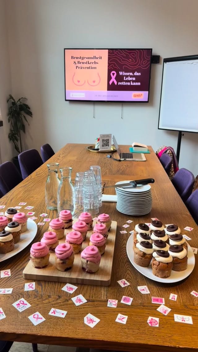 Ich durfte gestern bei @tiktok_deutschland in Hamburg zu Gast sein und dem Team einen Workshop zu Brustgesundheit & Brustkrebsprävention halten.
Eigens dafür habe ich mir ein tolles Brust-Tast-Modell von Mammacare(R) erworben und auch mein eigenes Vorgehen in Sachen Selbstuntetsuchung nochmal verfeinert.
#brustkrebs ist die häufigste Krebsart bei Frauen. Früh erkannt, hat man eine sehr gute Prognose & Chance auf Heilung. Umso wichtiger sich vielleicht 15 min im Monat - immer ca 1 Woche nach der Periode - Zeit für Brust #selfcare zu nehmen.
Tastest du regelmäßig deine Brüste ab? Was hält dich davon ab?
Für mehr content zur Bruatgesundhejt, lass mir gerne ein ❤️ da. Denn nicht nur im Oktober ist #breastawareness wichtig.
#frauenärztin #prävention #frauengesundheit #selbstfürsorge #gesundesleben #frauenfürfrauen #flintagesundheit