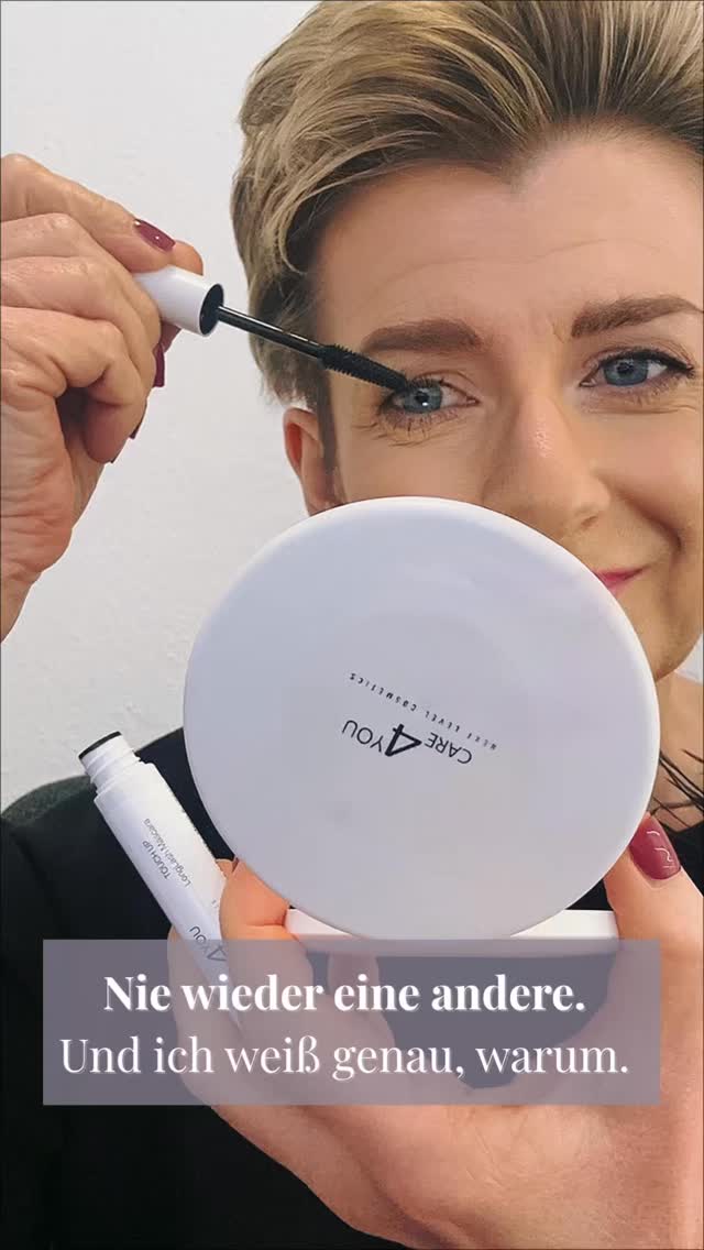 „Nie wieder eine andere.“
Das hat mir gestern wieder eine Kundin geschrieben - und ehrlich? Ich hab viel zu lange nicht mehr über diese Mascara gesprochen.
Dabei ist sie für viele längst ein fester Teil der Routine.
🖤 Trennt - ohne zu verklumpen
🖤 Kein Verwischen
🖤 Pflegt mit Hyaluron
👉🏼 Teste selbst, warum sie so viele lieben.
____
#mascara #mascaraliebe #care4you #beautyroutine #wimpernpflege #longlashmascara