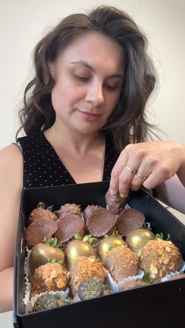 🍓 Juicy. Tender. Perfect in chocolate.
Some desserts are simply impossible to resist — and our premium Belgian chocolate–covered strawberries are exactly that.
Each berry is fresh, large, and naturally sweet. We dip it into warm, silky chocolate that gently coats the strawberry in a thin, delicate shell. And that’s where the magic happens: the perfect balance of juicy fruit inside and smooth chocolate outside.
It’s the kind of treat you want to savor slowly… but somehow never can 😄
Because every berry melts in your mouth, leaving a flavor you can’t get enough of.
Gift it, surprise someone you love, or treat yourself — BlissBerry is always about taste, beauty, and emotion ✨