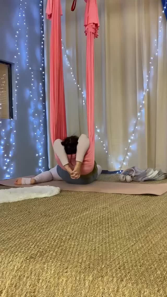 « Je sens bien que ça les détraque.
Moi, j’ai une santé de fer
Dans mon hamac »
Après deux jours de récupération et une semaine ou le niveau de Chaos était plutot élevé 😂 J’ai re- mobilisé ma hanche, le plus tranquillement du monde, avec des mouvements doux, un peu de marche et de la raclette ! Tout rentre dans l’ordre…Énorme gratitude pour cette bonne et rapide guérison 🙏
Les cours ont repris cette semaine🌸 hâte de vous retrouver.
#aerialyinyoga #yogalife #tissuaerien #hamacyoga
#aerialvinyasayoga #aerialyoga #yogaaerien
#oyayoga #yoga #yogafrance #yogagaillac #yogaalbi #yogaalbi #yogatarn #gaillacmaville