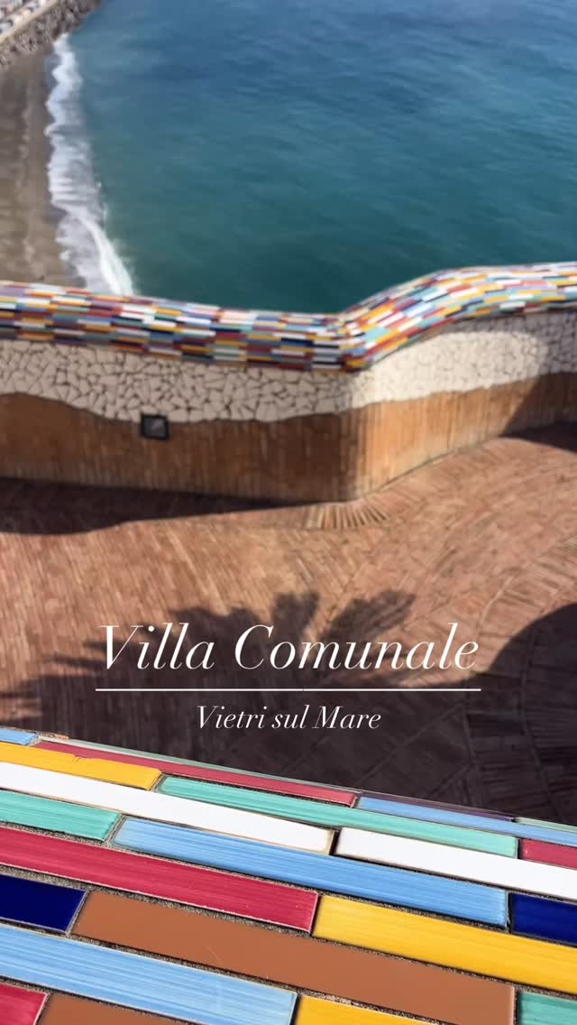 Wir sind in Vietri sul Mare, dem ersten Ort, den man erreicht, wenn man von Salerno an die Küste kommt. Berühmt für seine bunte Keramik, lädt der Ort mit seinen Geschäften zum Stöbern und Entdecken ein.
Besonders schön ist die Villa Comunale, ein kleiner Park mit Wegen, die kunstvoll mit Majolika-Fliesen verziert sind. Von hier genießt man einen atemberaubenden Blick auf das glitzernde Meer und den Golf von Salerno.
#vietrisulmare #amalfiküste #salerno #italienreise #majlolia #keramik #reiseblog #travelitaly #meerblick #süditalien