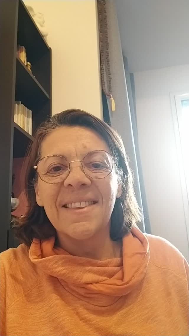 Aller on retourne faire un petit tour dans le dedans de nous pour discuter avec notre sage intérieur. Il nous donnera des pistes sur ma manière de vivre en harmonie avec l'extérieur. Le sage peut aussi nous transmettre de puissants messages de notre âme que l'on pourra, si on sent que c'est juste, transmettre aux autres.
On trouve un équilibre entre dedans et dehors en communiquant plus en profondeur avec notre sage intérieur !
Belle semaine.
#connaissancedesoi #archetypes #ame #energetique #oracle #ombreetlumiere #emotions #intuition