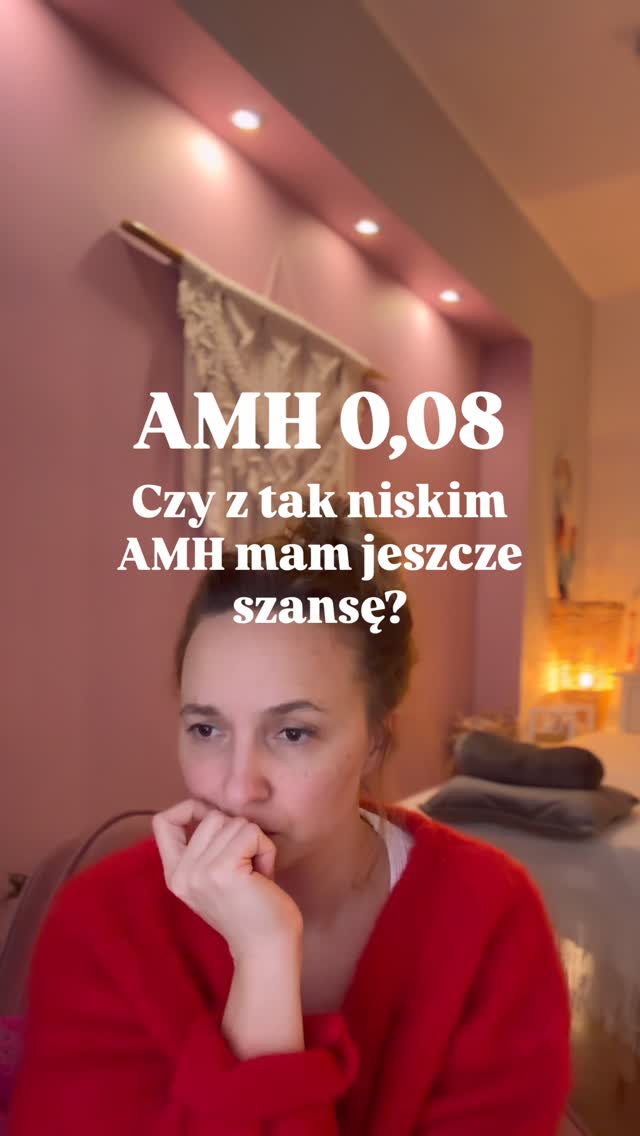👉 Czy z tak niskim AMH można jeszcze zajść w ciążę?
To bardzo niski wynik. Wiele kobiet słyszy wtedy, że jedyną szansą jest in vitro z komórką dawczyni.
Ale wynik to tylko liczba. Natura książek nie czyta.
Ciało potrzebuje przede wszystkim troski, czasu i wsparcia, żeby odzyskać równowagę i potencjał.
Pacjentka, o której dziś opowiadam, miała już za sobą kilka procedur in vitro.
Tym razem podjęła decyzję o naturalnych staraniach – z większym spokojem, zaufaniem do swojego ciała i otwartością na to, co możliwe.
Kontynuowałyśmy terapię akupunkturą i ziołami.
Regularne, cotygodniowe sesje akupunktury wspierały odżywienie krwi, pobudzenie krążenia energii i krwi w miednicy oraz ogrzały macicę, by była gotowa przyjąć nowe życie.
Pacjentka wykonała również mezoterapię jajników, która mogła je dodatkowo odżywić, choć chwilowo mogła jeszcze obniżyć AMH.
I ciało odpowiedziało.
🌸 Pojawiła się naturalna ciąża.
Nie załamujcie się wynikiem AMH — to tylko liczba.
Z odpowiednim wsparciem ciało potrafi się odbudować i zaskoczyć nas swoją mądrością.
A teraz pytanie do Ciebie:
Jesteś Team Testowe Świrki 🩷 czy Team No-Test, No-Stress? 😌
Daj znać w komentarzu 👇
Zaopiekuj się sobą w Bertha Holistic 🌸
•••••••••••••••••••••••••••••••••••••••••••••••••••
🌱 Wsparcie płodności, zdrowia, emocji, urody.
🌸 Beata Szlachta – ekspert medycyny chińskiej
❤️ Bertha Holistic Centrum medycyny naturalnej we Wrocławiu.
☘️ Akupunktura, zioła, medycyna chińska, terapie twarzy.
•••••••••••••••••••••••••••••••••••••••••••••••••••
#akupunktura #płodność #niskieAMH #berthaholistic #akupunkturawroclaw #medycynachińska #zioła #naturalnaciąża #nadzieja #fertilityjourney #ogrzejmacicę #akupunkturapłodności #AMH #kobietawdrodzedodziecka