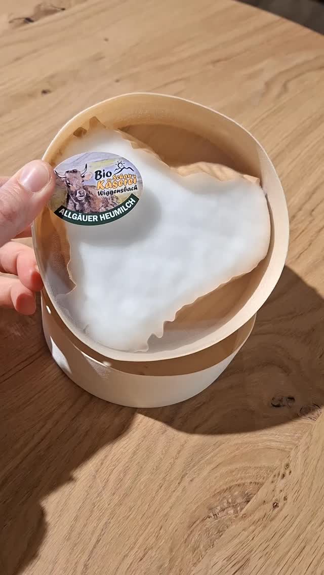 Heute ist St.Martin - und was hat unsere "Süße Sissi" damit zu tun?😁 Unsere Aufbewahrungsschachtel, in der sich unser Weichkäseherz so wohlfühlt und der samtige Flaum des Weißschimmels richtig gut entfalten kann, eignet sich auch hervorragend zum Laterne basteln. 😅🕯Wer hat diese schon zum Basteln verwendet? #basteln #stmartin #bioheumilchkäse #weichkäse #upcycling #bioschaukäsereiwiggensbach