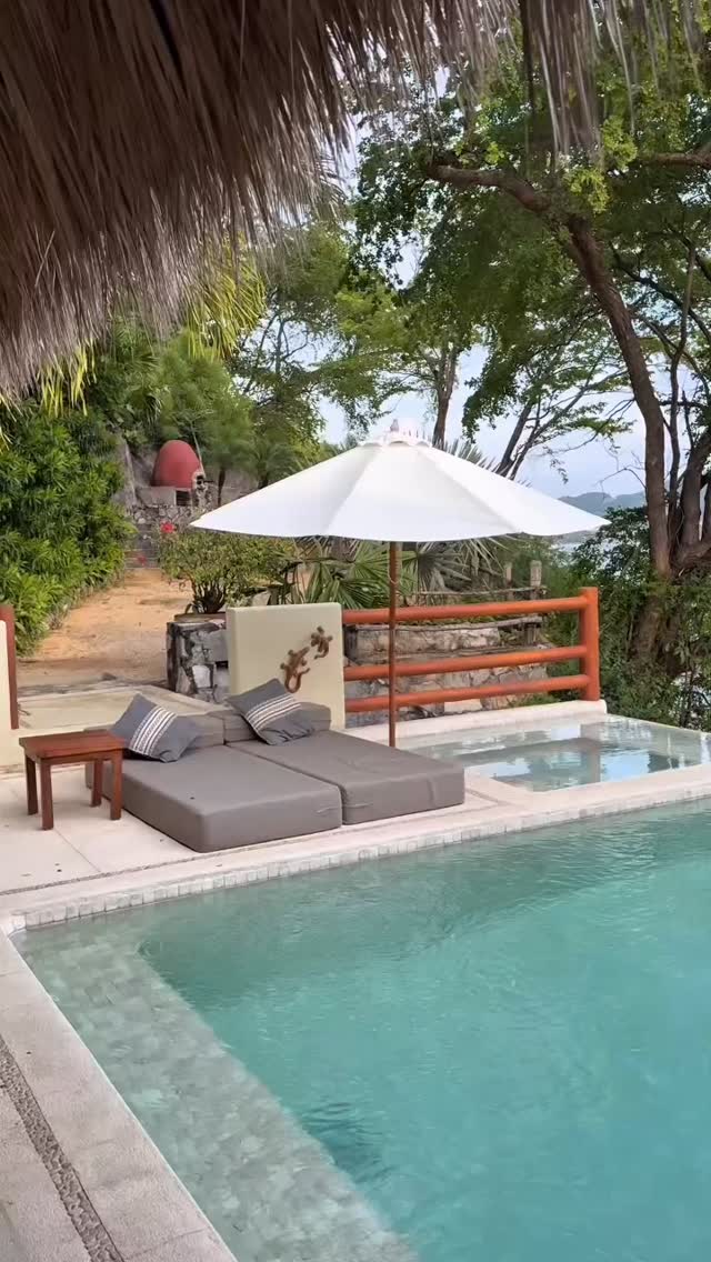 La mejor casa a la que he ido con mi familia de vacaciones sin duda es esta.
Fuimos a Ixtapa Zihuatanejo y rentamos esta casa espectacular!! Tiene 4 recamaras, a mis papas les toco la habitacion principal y plis vean la regadoeraaa, creo que es la regadora mas bonita que he vissto!! cuenta con sala y comedor exterior, a tiene alberca y jacuzzi privado, una y acceso privado a la playa de contramar. Ademas nos consintieron con servicio de limpieza y cocina diario y uff estaba todo delicioso.
Como somos huespedes frecuentes de hero host nos incluyeron servicio de transporte al aeropuerto. todo la verdad es que estuvo especacaular y sin duda volveriamos mil veces a esta casa.
#herohost #ixtapazihuatanejo #luxuryvacation #visitiz #luxuryhomes #travel