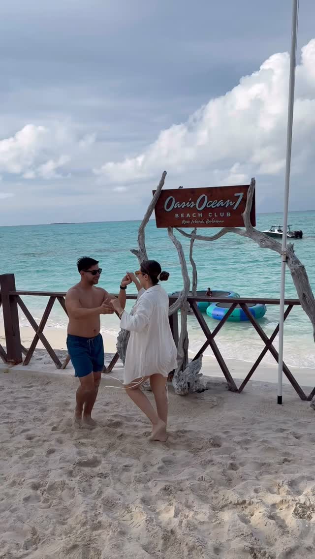 Dancing into Wednesday with @workwithcristian ❤️💃🕺!
🎶 @turnerofficially
#oasisocean7beachclub #roseisland #itsbetterinthebahamas #swimmingpigs #travel
