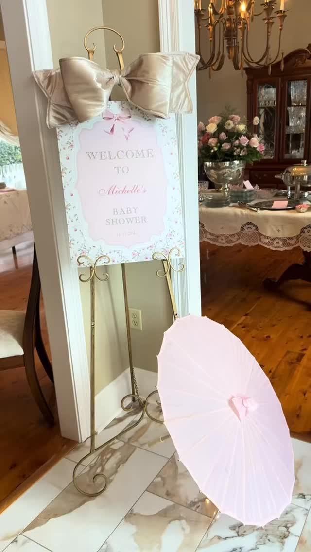 How sweet is this baby shower?! Congratulations, Michelle! πΈπ#eventflorist #flowers #florist #babyshower #flowerarrangement