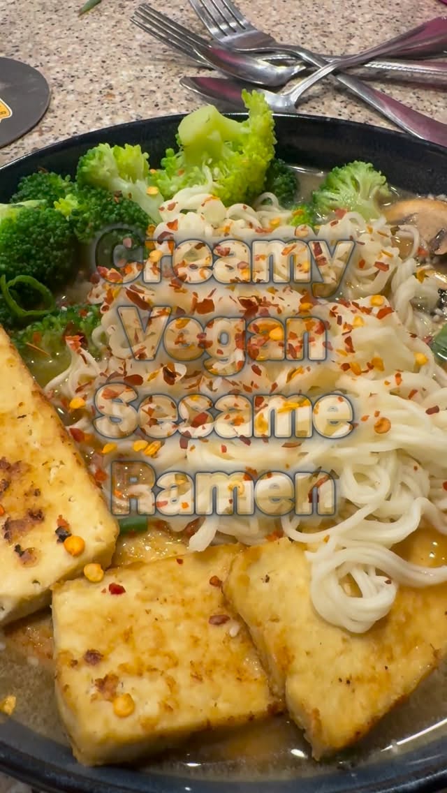 Creamy Vegan Sesame Ramen 🍜
Super easy to make, just need tofu, mushrooms, broccoli, tahini, soy sauce, sriracha, rice vinegar, vegetable broth, green onions, sesame seeds, & noods