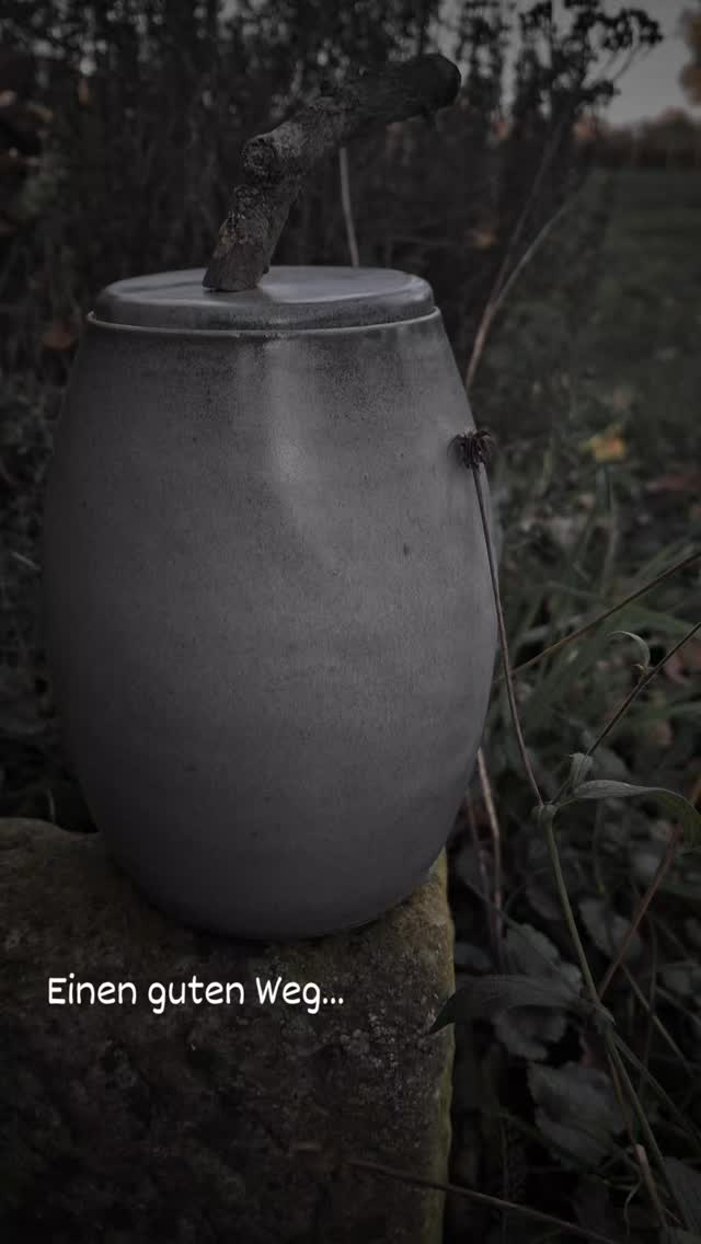 Manche Aufträge sind schwerer als andere.
Umso mehr ist mein Herz beim Entstehen dabei.
#keramikwerkstatt #stemwede #teapot #töpferkurse #ceramic #töpfern #tierurne