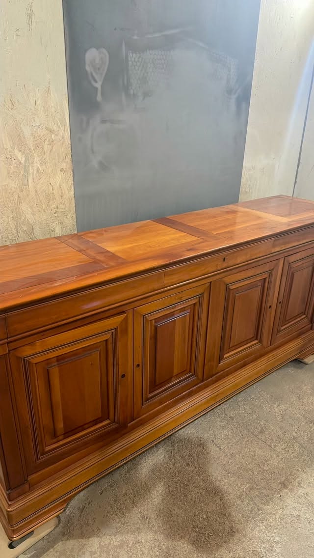 ✨ Transformation incroyable ! 😱
Ce buffet en merisier massif a repris vie après un aérogommage tout en douceur 🪵💨
Adieu vernis jauni, bonjour bois naturel ! 🌿
Tu veux voir la suite avec la finition ? 👇 #aerogommage #renovation #bois #fyp