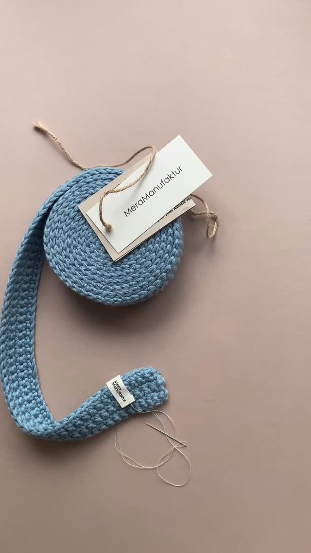 Schon wieder geht ein Schneckenband auf die Reise – und wir können kaum glauben, wie viele Bestellungen in den letzten Tagen eingegangen sind!
Unsere Schneckenbänder werden mit so viel Liebe gefertigt – inspiriert von der Waldorfpädagogik und dem Wunsch, Kindern ein Spielzeug an die Hand zu geben, das Fantasie und Feinmotorik fördert.
Ob als kleines Geschenk, für den Adventskalender oder einfach so – wir freuen uns riesig, dass dieses natürliche Spielzeug so viele Kinderherzen erreicht.
Danke für euer Vertrauen, eure Begeisterung und dafür, dass ihr bewusst schenkt.
Jedes Schneckenband, das unser Atelier verlässt, trägt ein Stück Natur und Achtsamkeit mit sich.
Von Herzen: Danke für euren Support und viel Freude beim Spielen, Entdecken und Staunen!
#schneckenband #waldorfspielzeug #holzspielzeug #nachhaltigspielen #freiespiel #handgemachtmitliebe #kleinesunternehmen #nachhaltigschenken #waldorfpädagogik #kleinesgeschenk #adventskalenderidee #kinderspielzeug #spielendlernen #naturspielzeug #weihnachten2025 #danke #smallbusinesslove #handmadeforkids #nachhaltig #kinder #meramanufaktur