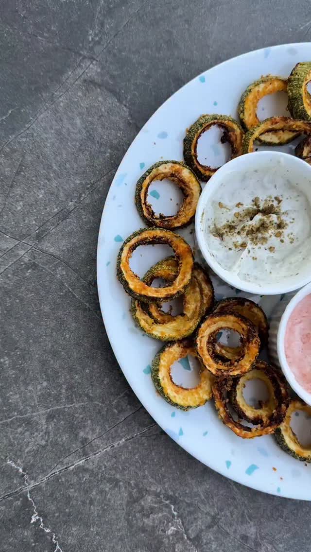 כמה פעמים אנחנו מחפשים איזה נשנוש קליל , לא מתועש שקונים בסופרים אבל שבאמת אפשר לנשנש כשמחפשים נשנוש ולא משהו עתיר קלוריות שמן או סוכר
ועם מטבל טוב זה בכלל מעיף את המתכון לשמיים
אז קבלו נשנושי קישואים אפויים , טעימים וקלילים שיכולים להיות לכם ממש תחליף כיפי וטעים לנשנוש הקנוי 🫠
וכללל הכמות הזו- 235 קלוריות בלבד!! (בלי המטבלים)
אז מה צריך?
3 קישואים
1.5 כפות פירורי לחם
2 כפות גרנה פדנו \ פרמזן
תבלינים- מלח גס, שום גבישי
איך מכינים?
חותכים לעיגולים את הקישואים ומוציאים מפנים את האמצע
מפזרים על נייר אפייה , משפריצים קצת ספריי שמן ומפזרים את פירורי הלחם , הגרנה פדנו ואת התבלינים.
מערבבים טוב טוב ומכנסים לתנור שחומם מראש על 200 מעלות לכ-20-25 דקות (עד שהקישואים מקבלים צבע שחום ויפה).
בצד מכינים מטבלים כיפיים-
האהוב עליי זה גבינה לבנה עם זעתר- זה משתלב מושלםםםם עם המתכון
אתם חיייבים לנסות!!
#קישואים #נשנושבריא #דיאטניתקלינית #חיטוב #ירידהבמשקל #תזונהנכונה #גבינות #איזון #אוכלטעיםובריא #מתכוניםקלים