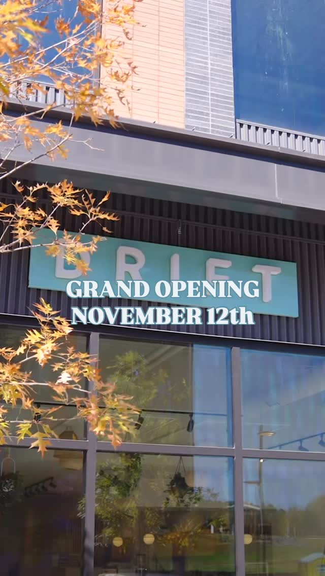 GRAND OPENING ☕️ @driftcoffee.kitchen will officially open its doors here at Horseshoe this Wednesday, November 12th at 7am! 🥳
Guests can anticipate Drift fan favorites such as their bodega breakfast sandwich, breakfast burrito, açaí bowl, chopped salad, and chicken pesto bowl. And of course, premium coffee! 🍳🥪🥗
Ordering ahead is made easy with the Drift app - it even includes the option for delivery!
HOURS:
7am-4pm, daily ✨