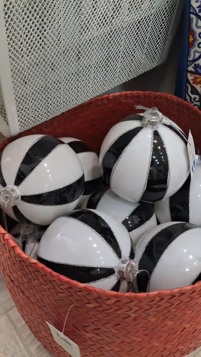 ✨ Christmas magic has arrived at Mar Interiors!
Most of what you see was lovingly handmade by us — from ornaments to festive displays. 🎁
Come feel the warmth and inspiration in our shop this season. 💫
#MarInteriors #ChristmasDecor #HandmadeWithLove #PortimãoShop #HolidayMagic