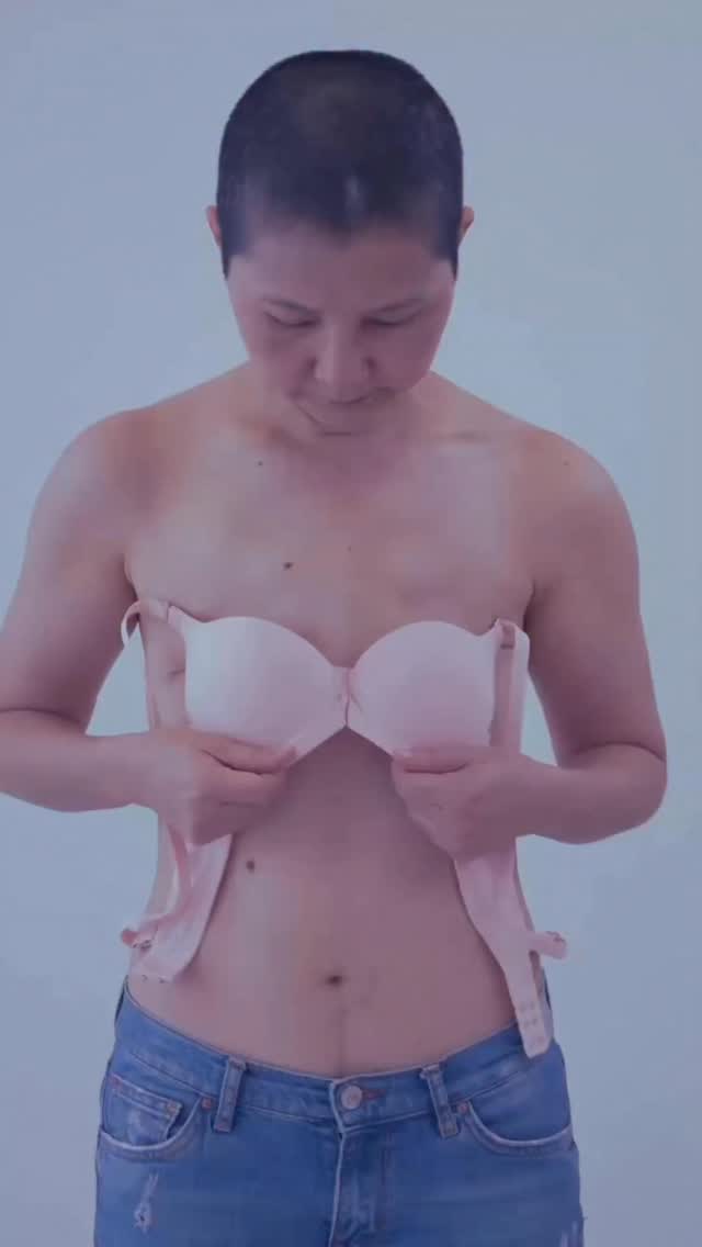 Il m’a trahie… puis il m’a sauvée.
Refaire confiance à son corps après un cancer.
Il y a ce moment où le corps n’est plus familier.
Où chaque regard dans le miroir devient une épreuve.
Où la peau raconte tout ce qu’on voudrait oublier.
On dit souvent qu’après un cancer, “le plus dur est derrière”.
Mais pour beaucoup, c’est là que tout commence : réapprendre à habiter un corps qui a souffert, qui a changé, qui ne répond plus comme avant.
Faire la paix avec lui, ce n’est pas se résigner.
✅C’est reconnaître ce qu’il a traversé.
✅C’est accepter qu’il soit à la fois marqué et vivant, abîmé et courageux, vulnérable et fort.
🌿 Refaire confiance à son corps, c’est aussi une forme de guérison émotionnelle.
Pas celle qu’on mesure sur une prise de sang, mais celle qui nous relie à nouveau à nous-mêmes.
🩷 Et vous, quelle est votre plus grande victoire corporelle depuis la fin des traitements ?
Je vous lis. Toujours avec douceur.
#aprescancer #postcancer #remission #imagedesoi #sereconcilieravecsoncorps #acceptersoncorps #cancerdusein #reapprivoisersoncorps #oncocoaching #oncothérapeute