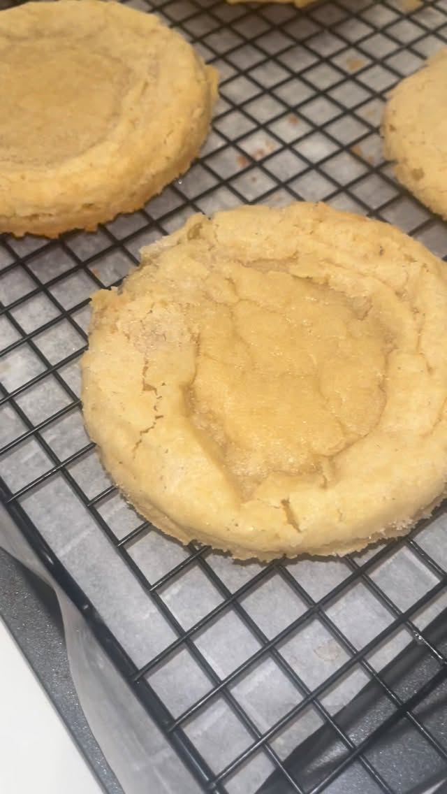 Omg new drop????
Try our Sugar Baby Cookies 😩 soft chewy, with just enough crunch! Made fresh daily ❤️
.
.
www.ahnaskitchen.com
#vegaseats #foodporn