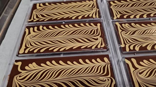 Beautiful, delicious, artistic.... that's our chocolate in 3 words... a short insider video to show you how we do it. Our 70% dark chocolate with a gold chocolate marble effect is insanely good! #billnäschocolate #visitraasepori #fiskarsvillage #billnäsinruukki #billnäschokolatefactory #karis #suklaa #artesaanisuklaata #isoomena #ainoatapiola