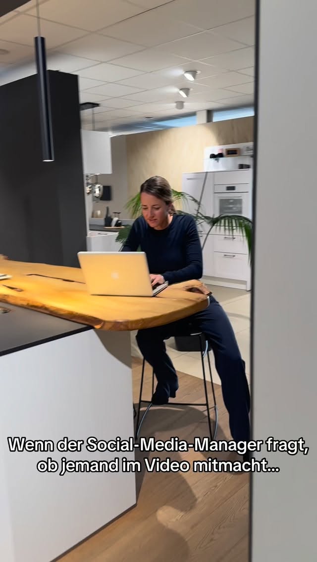 Wenn der Social Media Manager fragt, ob wir bei einem neuen Video mitwirken wollen... und wir alle plötzlich zu unseren Aufgaben zurückrennen! {
Wir lieben es, kreativ zu
sein, aber manchmal gibt es einfach zu viel zu tun!
#küchenhausfriedt #kraichgau #team #eppingen #küchenstudio #bretten #sinsheim #socialmedia #content #bürocomedy #büro #einzelhandel #heilbronn