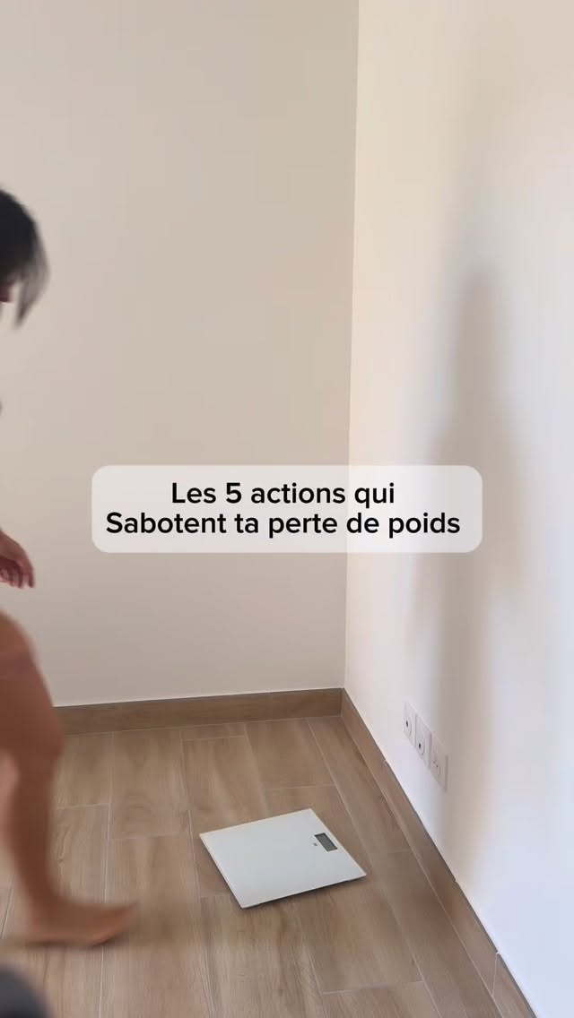 Qui se reconnais la dedans 😅?? Je t’écris ça parce que je le vois chaque semaine dans mes suivis.
1. Te peser tous les jours : tu cherches de la précision, tu récoltes de la frustration
Tu montes sur la balance chaque matin pour vérifier si “ça marche”.
Mais le chiffre varie selon ton cycle, ton sommeil, ton alimentation de la veille, ton niveau de stress.
Tu fais tout bien, tu vois +800 g, tu paniques, tu doutes, tu lâches prise.
2. Attendre des résultats rapides : tu rentres dans une logique de déception permanente
Tu démarres un plan, tu changes ton alimentation, tu fais du sport… et tu veux voir ton corps changer en 5 jours.
Mais ton corps a mis des mois, voire des années à se construire comme il est aujourd’hui.
Il ne changera pas durablement en quelques jours.
3. Être désorganisée : tu t’auto-stresses avec 1000 choses… et tu ne fais rien
Tu veux bien faire. Alors tu penses à tout : les repas, les steps, l’hydratation, le sommeil, la salle, les enfants, le boulot…
Mais tu ne structures rien.
Tu commences ta journée déjà sous pression, avec une charge mentale énorme.
Et au final ? Tu es paralysée. Tu ne fais rien de concret.
4. Ne pas anticiper tes repas : tu laisses ta faim décider à ta place
Tu rentres chez toi, t’as rien de prêt. Tu as faim, t’es crevée.
Tu commandes, tu grignotes, tu improvises.
Et dans l’improvisation… il n’y a jamais rien de bon
Anticipe. Prépare des bases simples à l’avance.
Garde toujours des aliments “secs et rapides” sous la main : œufs, thon, légumes surgelés, galettes de sarrasin…
Et crée-toi une liste de “repas secours” pour éviter les craquages automatiques..
5. Rater tes séances par flemme : tu nourris une habitude d’abandon
Tu rates une séance. Puis une autre. Et tu te dis “je reprends lundi”.
Mais à chaque fois que tu repousses, tu renforces une habitude : celle de ne pas faire.
Tu entraînes ton cerveau à abandonner, pas ton corps à progresser.
✅ Même quand tu n’as pas envie, fais un minimum syndical :
15 à 20 minutes de marche rapide, un circuit maison, un peu de mobilité.
Ce n’est pas parfait ? On s’en fout.
Ce qui compte, c’est de ne jamais couper le rythme.