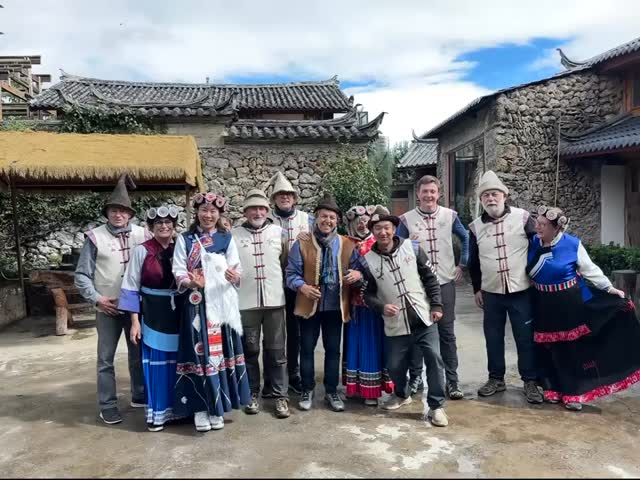 Another daily work photo drop: the guests from France are wearing traditional Naxi ethnic clothes and trying out the heritage by themselves. This will surely be a memory for them.
#yunnantravel #kikiholidays #china #yunnan